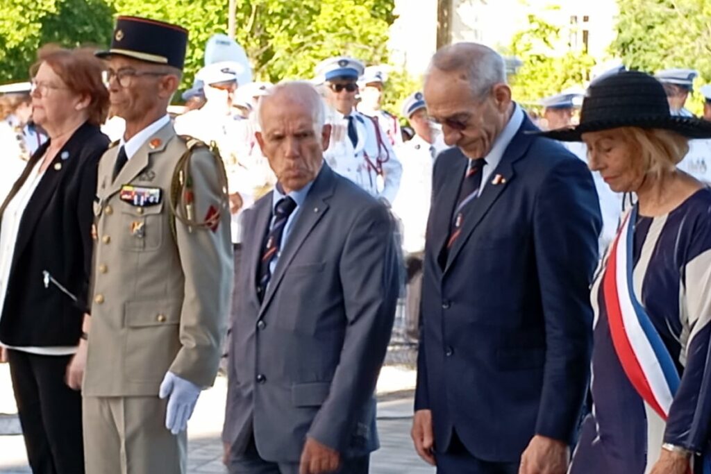Recueillement des autorités, élus et associations.