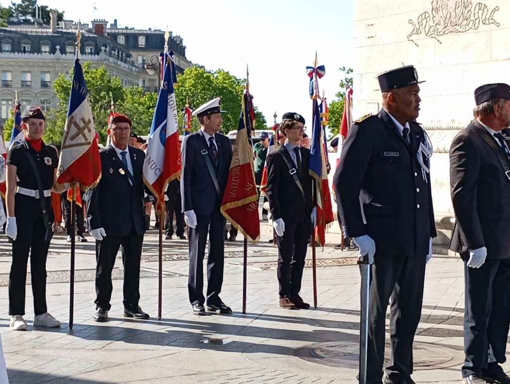 Drapeau de la flamme porté par un Membre de l'AVEN.