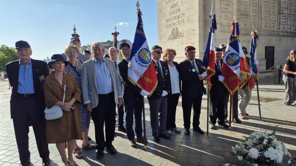 Les membres de Conseil d'administration et les Porte-drapeaux.