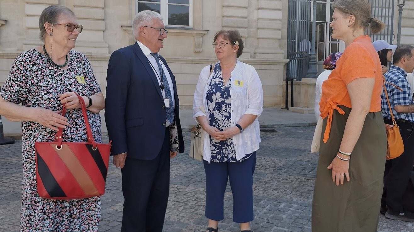 Héléne LAVOINE, Trésorière , Gérard LAHELLEC Sénateur, Françoise GRELLIER Présidente AVEN, Cécile LABRUNIE Avocate.
