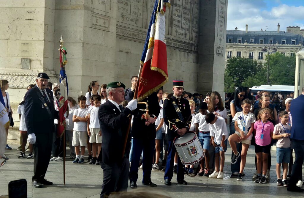 Le Vice-président de l'aven porte le drapeau de la Flamme;