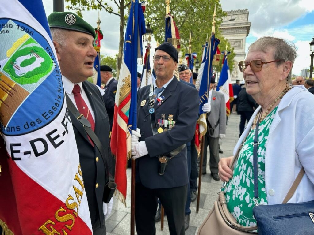 la trésorière félicite les porte-drapeaux